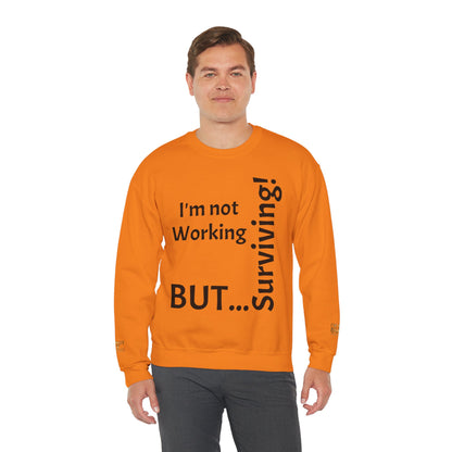 "I'm Not Working, But... Surviving!" - Sweatshirt Unissexo Heavy Blend™