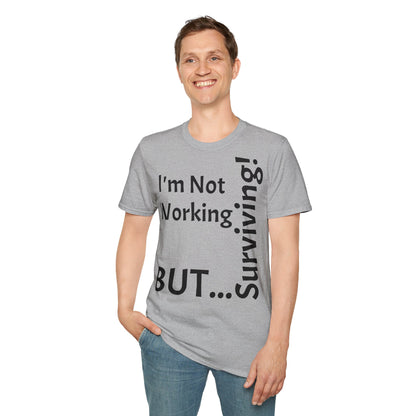 "I'm Not Working, But... Surviving!" - T-Shirt Unissexo de Algodão Suave