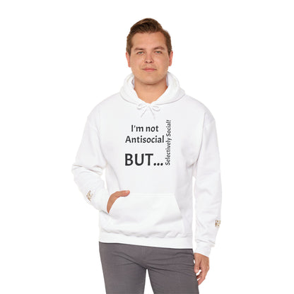 "I'm Not Antisocial, But... Selectively Social!" - Sweatshirt Unissexo Heavy Blend™ com Capuz