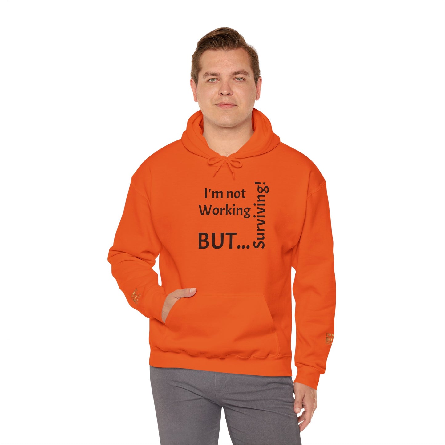 "I'm Not Working, But... Surviving!" - Sweatshirt Unissexo Heavy Blend™ com Capuz