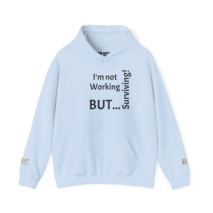 "I'm Not Working, But... Surviving!" - Sweatshirt Unissexo Heavy Blend™ com Capuz