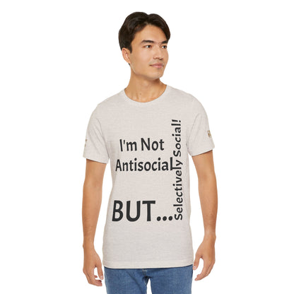 "I'm Not Antisocial, But Selectively Social!" - T-shirt Unissexo Clássico