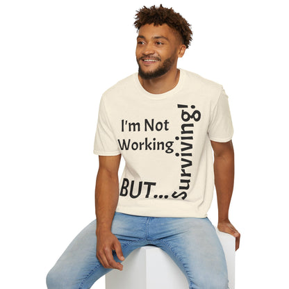 "I'm Not Working, But... Surviving!" - T-Shirt Unissexo de Algodão Suave