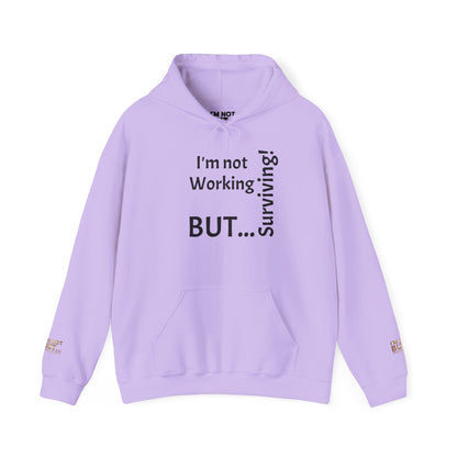 "I'm Not Working, But... Surviving!" - Sweatshirt Unissexo Heavy Blend™ com Capuz