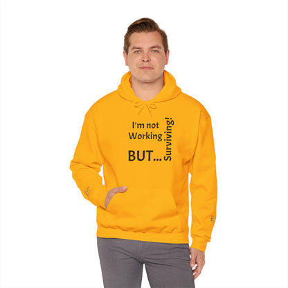 "I'm Not Working, But... Surviving!" - Sweatshirt Unissexo Heavy Blend™ com Capuz