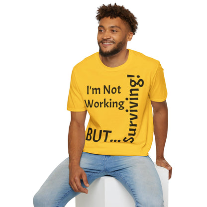 "I'm Not Working, But... Surviving!" - T-Shirt Unissexo de Algodão Suave