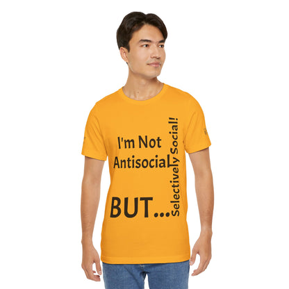 "I'm Not Antisocial, But Selectively Social!" - T-shirt Unissexo Clássico