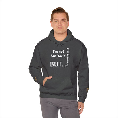 "I'm Not Antisocial, But... Selectively Social!" - Sweatshirt Unissexo Heavy Blend™ com Capuz