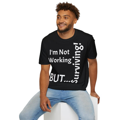 "I'm Not Working, But... Surviving!" - T-Shirt Unissexo de Algodão Suave