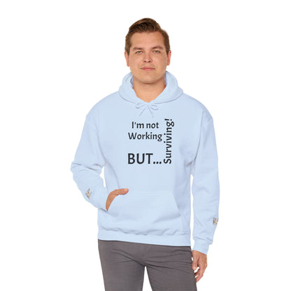 "I'm Not Working, But... Surviving!" - Sweatshirt Unissexo Heavy Blend™ com Capuz