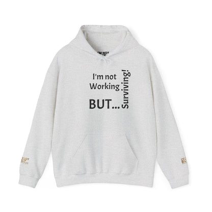 "I'm Not Working, But... Surviving!" - Sweatshirt Unissexo Heavy Blend™ com Capuz