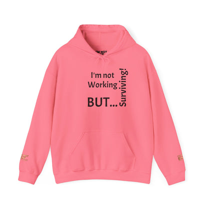 "I'm Not Working, But... Surviving!" - Sweatshirt Unissexo Heavy Blend™ com Capuz