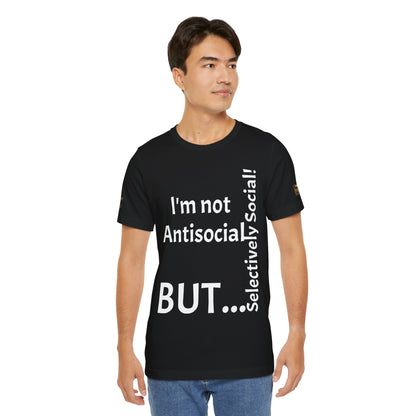 "I'm Not Antisocial, But Selectively Social!" - T-shirt Unissexo Clássico