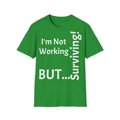 "I'm Not Working, But... Surviving!" - T-Shirt Unissexo de Algodão Suave