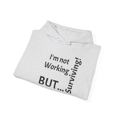 "I'm Not Working, But... Surviving!" - Sweatshirt Unissexo Heavy Blend™ com Capuz