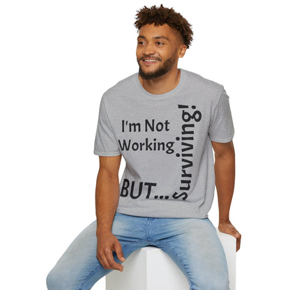 "I'm Not Working, But... Surviving!" - T-Shirt Unissexo de Algodão Suave