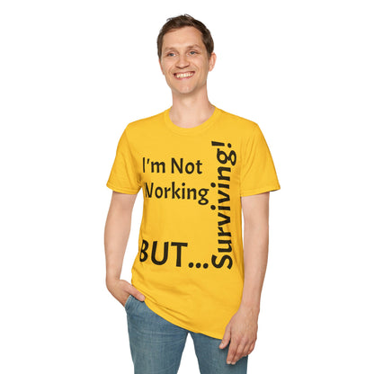 "I'm Not Working, But... Surviving!" - T-Shirt Unissexo de Algodão Suave