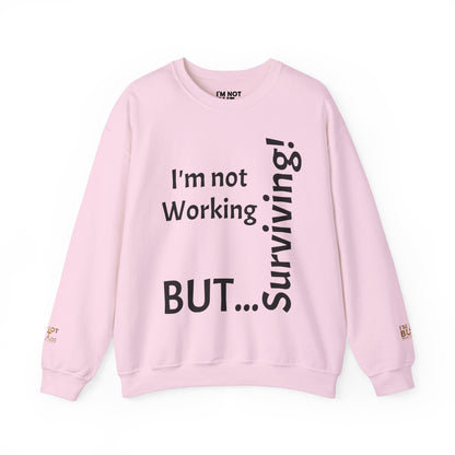 "I'm Not Working, But... Surviving!" - Sweatshirt Unissexo Heavy Blend™