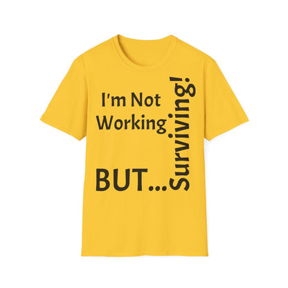 "I'm Not Working, But... Surviving!" - T-Shirt Unissexo de Algodão Suave