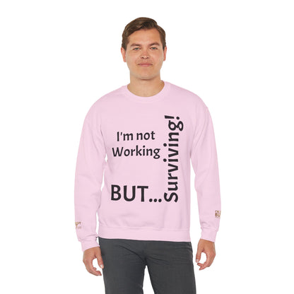 "I'm Not Working, But... Surviving!" - Sweatshirt Unissexo Heavy Blend™