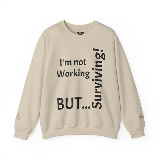 "I'm Not Working, But... Surviving!" - Sweatshirt Unissexo Heavy Blend™