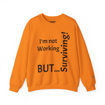 "I'm Not Working, But... Surviving!" - Sweatshirt Unissexo Heavy Blend™