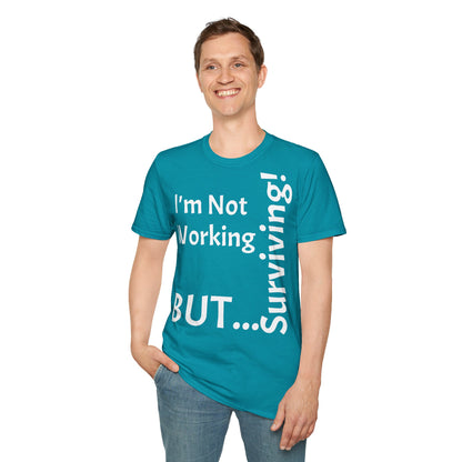 "I'm Not Working, But... Surviving!" - T-Shirt Unissexo de Algodão Suave