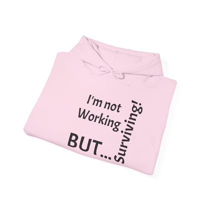 "I'm Not Working, But... Surviving!" - Sweatshirt Unissexo Heavy Blend™ com Capuz