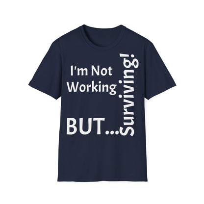 "I'm Not Working, But... Surviving!" - T-Shirt Unissexo de Algodão Suave