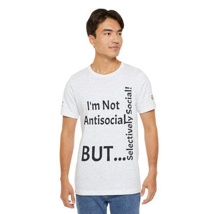 "I'm Not Antisocial, But Selectively Social!" - T-shirt Unissexo Clássico