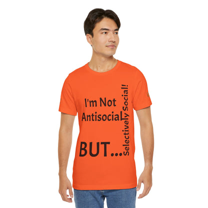 "I'm Not Antisocial, But Selectively Social!" - T-shirt Unissexo Clássico