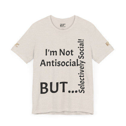 "I'm Not Antisocial, But Selectively Social!" - T-shirt Unissexo Clássico